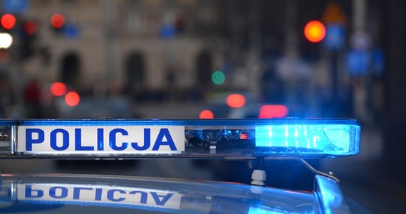 52-letni mężczyzna nie zatrzymał się do kontroli policyjnej w Jeleniej Górze. Uciekając doprowadził do kolizji, w której jedna osoba została ranna. 