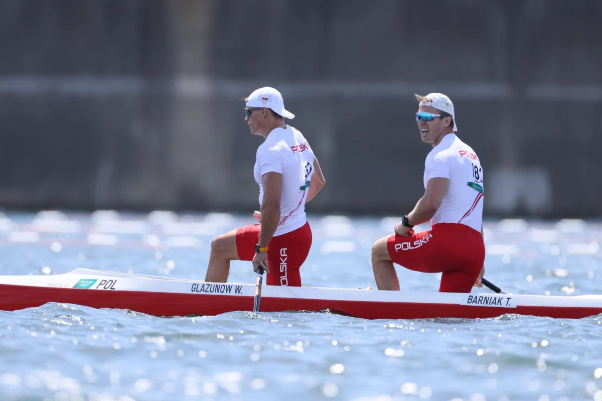 Kolejne sukcesy polskich kajakarzy w mistrzostwach Europy w Monachium! Po zdobyciu w sobotę sześciu medali, w tym jednego złotego, niedziela przyniosła kolejne krążki. Na najwyższym stopniu podium w swoich konkurencjach stanęli Arsen Śliwiński i Aleksander Kitewski oraz dwukrotnie Anna Puławska - najpierw w jedynce na 500 m, a potem w czwórce na tym samym dystansie (wespół z Karoliną Nają, Adrianną Kąkol i Dominiką Putto). Ponadto srebrne medale zdobyli Justyna Iskrzycka, Katarzyna Kołodziejczyk z Dominiką Putto i Wiktor Głazunow z Tomaszem Barniakiem. Z kolei trzecie miejsce w konkurencji K1 5000 m zajął Rafał Rosolski.