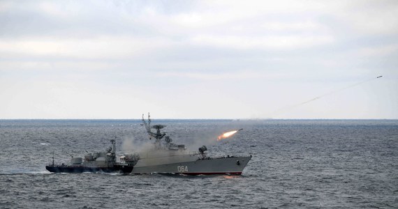 Ukraińskie Dowództwo Operacyjne "Południe" poinformowało dziś, że siły rosyjskie zwiększają na Morzu Czarnym liczbę okrętów przenoszących rakiety Kalibr. Może to oznaczać nasilenie ataków na Ukrainę w okolicach Dnia Niepodległości, który będzie obchodzony 24 sierpnia.