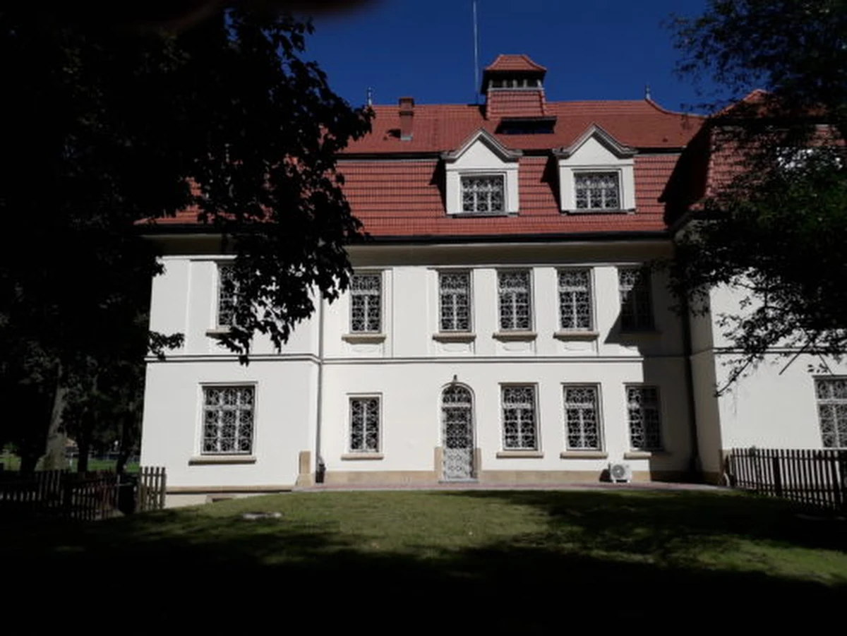 Zespół Szkół Specjalnych nr 2 dla młodych pacjentów z zaburzeniami psychicznymi będzie od września działał w szpitalu im. Józefa Babińskiego w krakowskim Kobierzynie. Zespół, w skład którego wchodzą przedszkole, szkoła podstawowa i liceum, działał do tej pory przy Wojewódzkim Specjalistycznym Szpitalu Dziecięcym im. Św. Ludwika oraz Klinice Psychiatrii Dzieci i Młodzieży Szpitala Uniwersyteckiego.