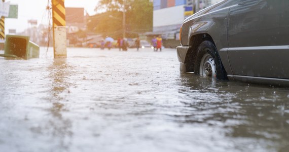 Co najmniej 50 osób zginęło w ciągu ostatnich trzech dni, a dziesiątki jest zaginionych, w wyniku gwałtownych powodzi wywołanych intensywnymi deszczami monsunowymi w północnych Indiach - poinformowały władze tego kraju. Przez nawałnice zawalił się m.in. most w mieście Kangra na południu kraju. 