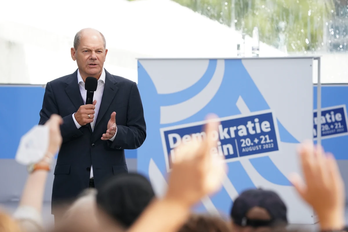 Putinowi nie wolno podbijać państw i na nowo wyznaczać granic - oświadczył w niedzielę w Berlinie kanclerz Niemiec Olaf Scholz, komentując trwającą od blisko pół roku wojnę na Ukrainie w trakcie dnia otwartego w Urzędzie Kanclerskim. Jak przekonywał, Niemcy dostarczają Ukrainie "bardzo dużo broni".