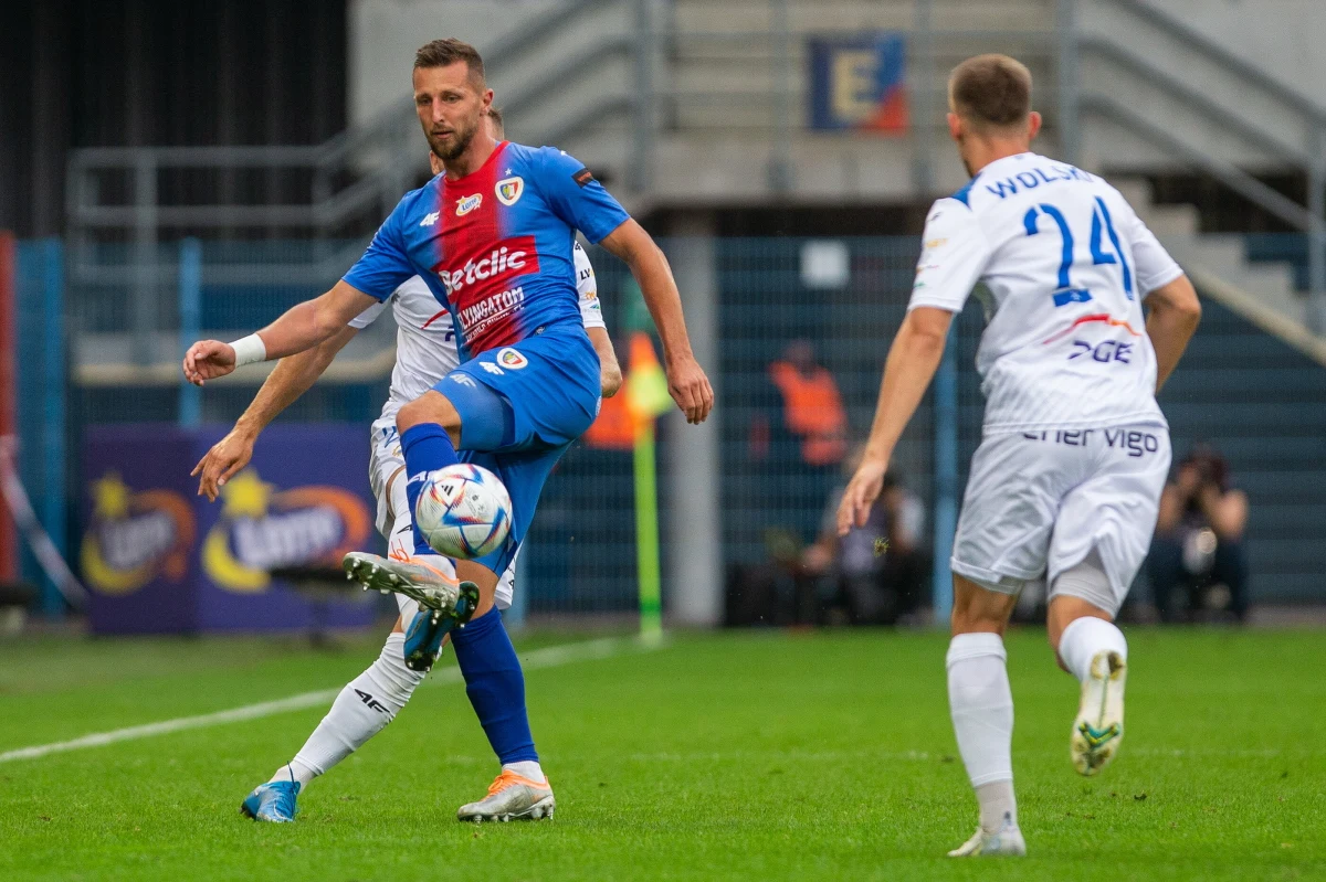 Piast Gliwice rozprawił się w niedzielne popołudnie ze Stalą Mielec, wygrywając 4-0 w meczu szóstej kolejki Ekstraklasy. Bohaterem gospodarzy został Kamil Wilczek, który zdobył trzy bramki.
