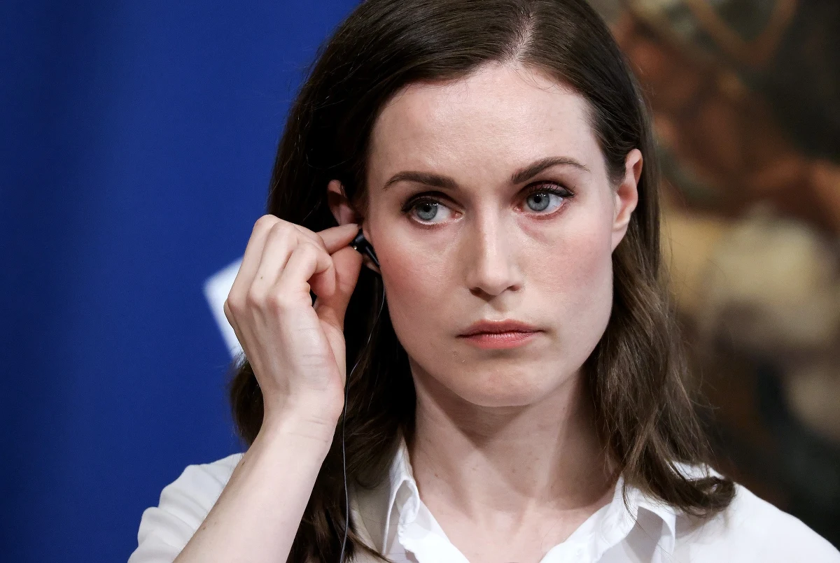 44 proc. Finów uważa, że ujawnione nagrania z prywatnych imprez z udziałem premier kraju Sanny Marin nie wpływają na jej pozycję i pełnienie roli szefowej rządu, a 42 proc. wyraża zadowolenie z faktu, że premier jest w stanie się zrelaksować i imprezować w wolnym czasie - wynika z sondażu na zlecenie serwisu informacyjnego stacji MTV.  Jednocześnie dla 60 proc. ankietowanych ujawnione nagrania "nie licują z powagą urzędu".