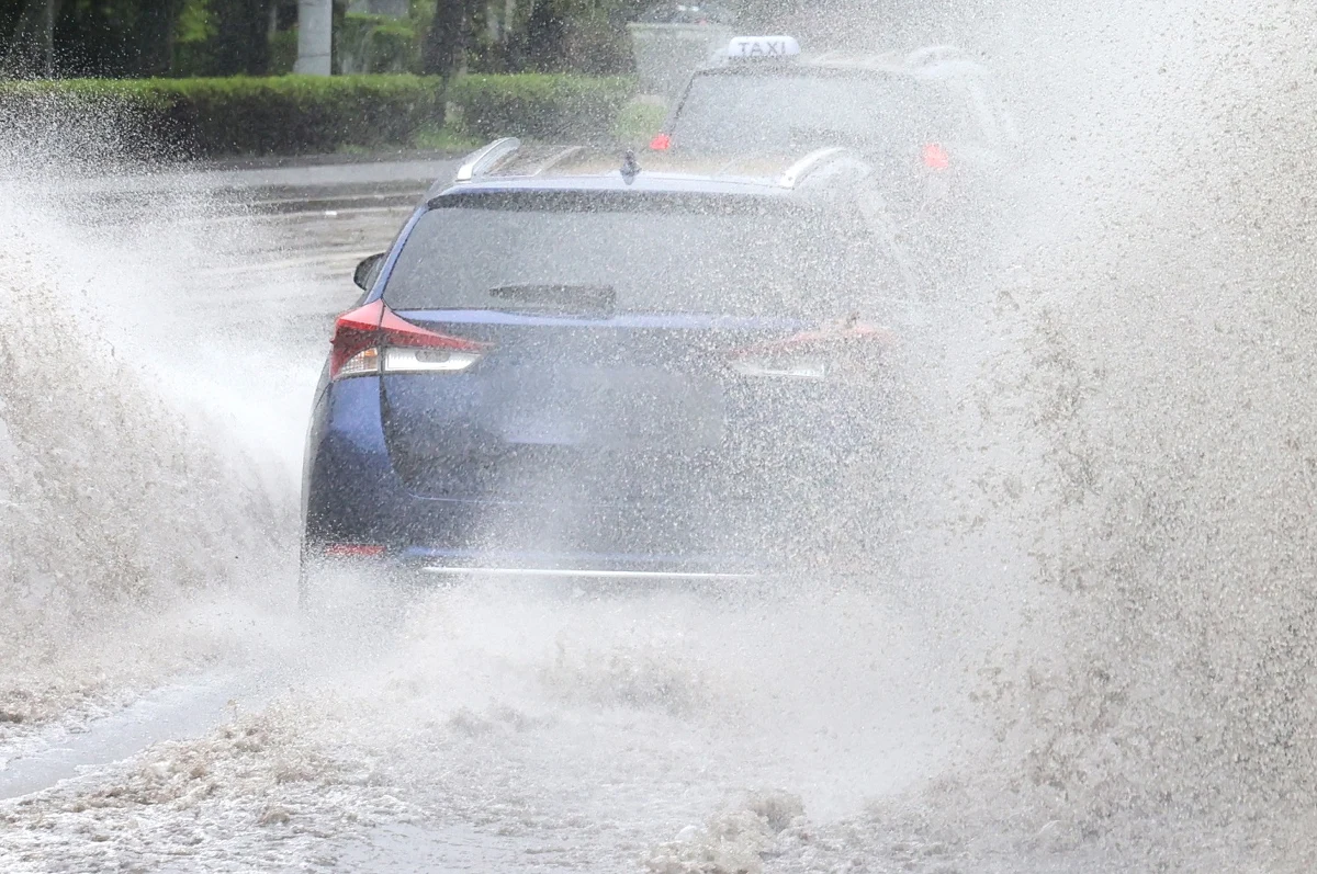 Już ponad 50 razy wyjeżdżali olsztyńscy strażacy do zdarzeń spowodowanych przez nawałcę, która w niedzielę późnym popołudniem przeszła przez region.