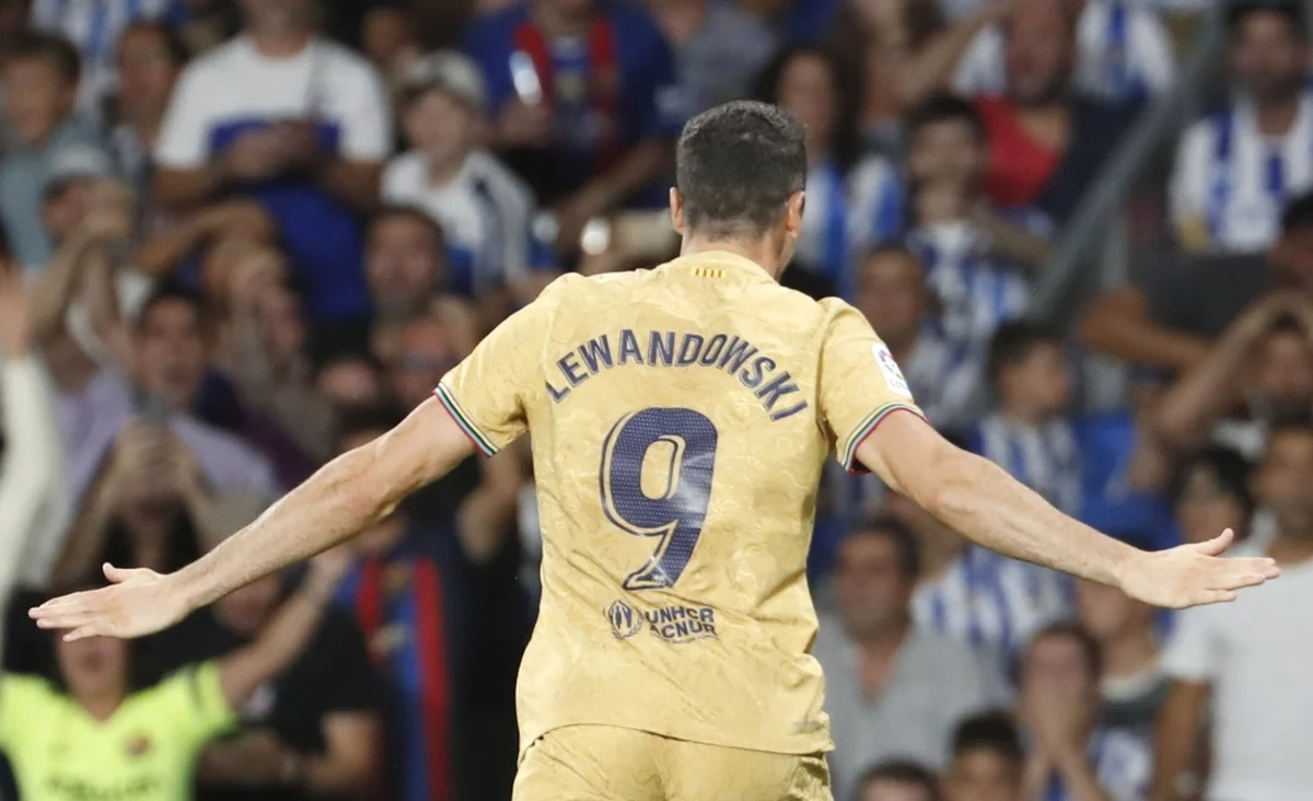 Robert Lewandowski strzelił pierwsze gole dla FC Barcelona w hiszpańskiej Primera Division. W wyjazdowym meczu drugiej kolejki z Realem Sociedad obchodzący w niedzielę 34. urodziny "Lewy" trafił do siatki rywali już w pierwszej minucie.