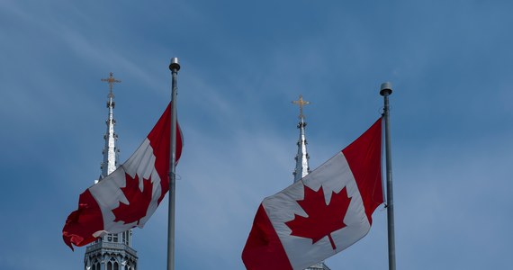 Sprawujący władzę w latach 2006-2015 rząd premiera Stephena Harpera zwolnił kanadyjski Kościół katolicki z obietnicy zebrania 25 mln dolarów dla byłych uczniów przymusowych szkół dla dzieci rdzennych mieszkańców. Informacje, w miniony weekend, ujawniły kanadyjskie media. 