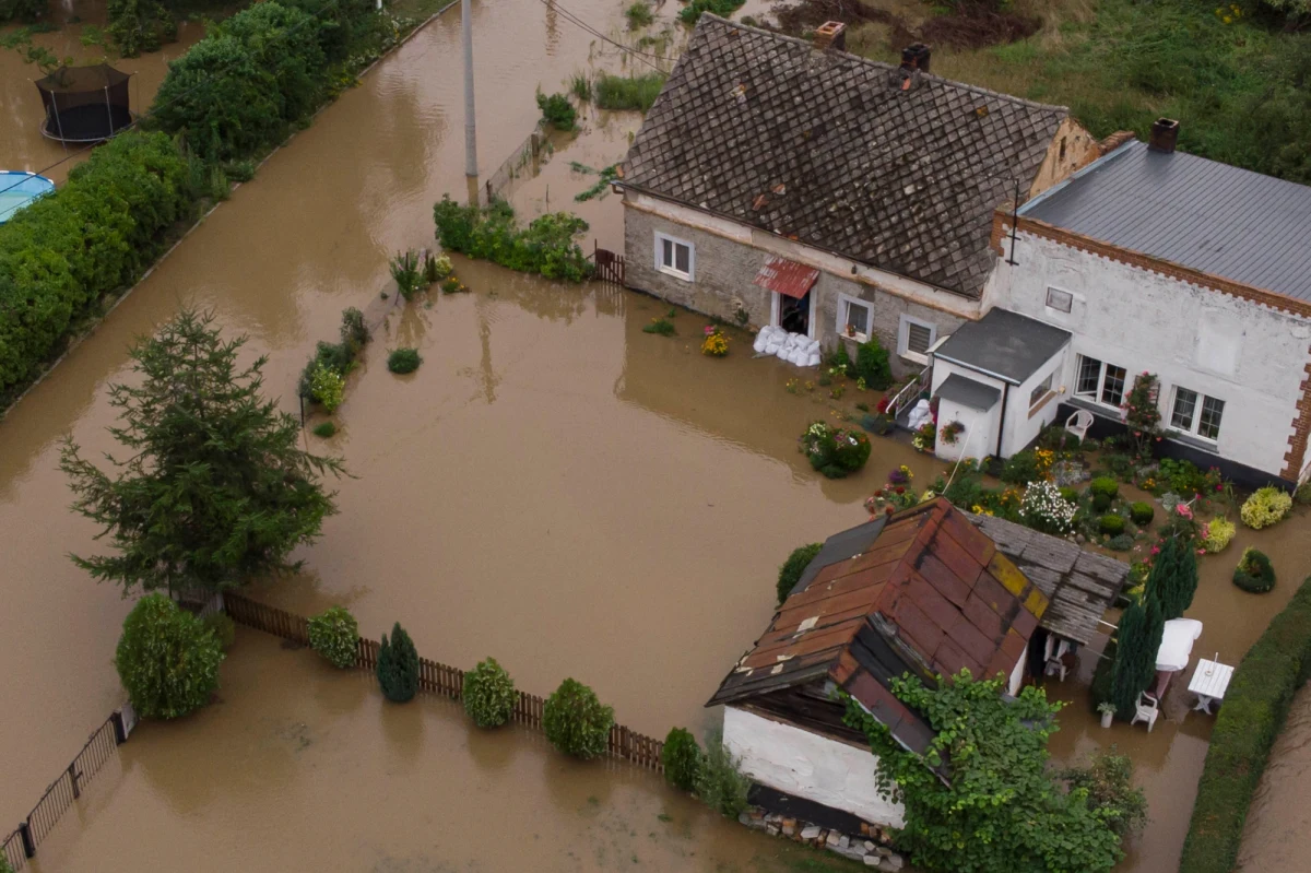 Zerwany most, zalane domy i drogi – to skutki intensywnych opadów deszczu, które przechodzą przez Polskę. Najtrudniejsza sytuacja hydrologiczna panuje na Opolszczyźnie, Śląsku i Dolnym Śląsku. "Stany alarmowe przekroczone są na czterech wodowskazach – na Ślęzy, Czarnej Wodzie i Bystrzycy" – poinformował wojewoda dolnośląski Jarosław Obremski. W gminie Marcinowice podtopionych zostało około 100 domów. Wprowadzono tam alarm przeciwpowodziowy. 