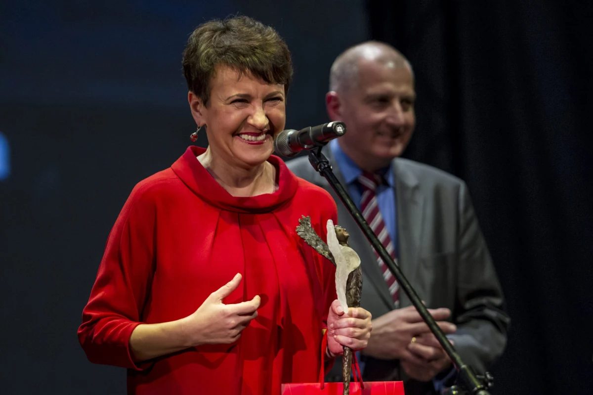 Oksana Zabużko to jedna z czołowych ukraińskich pisarek i laureatka wielu międzynarodowych nagród. W Polsce znana przede wszystkim z takich książek, jak "Badania terenowe nad ukraińskim seksem", "Miasto porzuconych sekretów" czy wydany w przeddzień rosyjskiej inwazji na Ukrainę w 2022 roku zbiór esejów "Planeta Piołun". Książka, którą sama autorka nazywa "listem miłosnym pisarki do Polski", będzie przedmiotem rozmowy podczas organizowanego w trakcie XXXI Forum Ekonomicznego w Karpaczu spotkania autorskiego z Oksaną Zabużko.