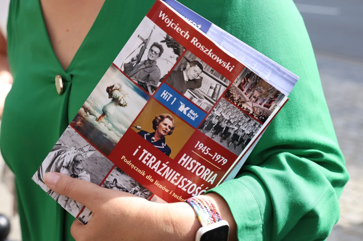 Marszałek województwa pomorskiego Mieczysław Struk apeluje do wszystkich nauczycieli  w regionie, by podczas lekcji nowego przedmiotu historia i teraźniejszość nie korzystali z podręcznika prof. Wojciecha Roszkowskiego. Jak wskazuje publikacja ta w opinii ekspertów, zawiera treści budzące liczne kontrowersje, a w konsekwencji jest "edukacyjnie bezużyteczna i szkodliwa".

