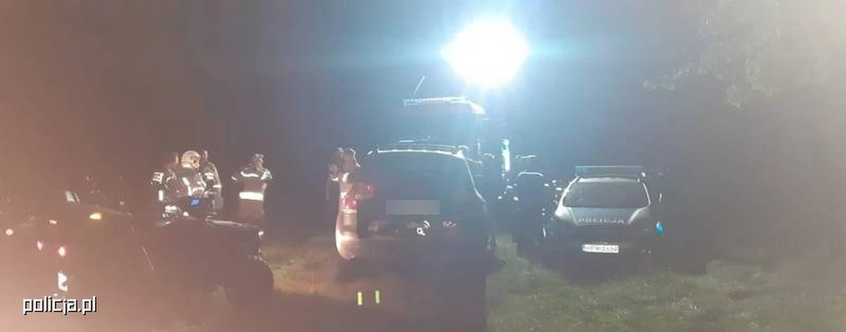 Policjanci z Moniek wspólnie ze strażakami odnaleźli 33-latkę i 34-latka, którzy z dwójką małych dzieci nie byli w stanie wrócić ze szlaku w Biebrzańskim Parku Narodowym. Zmęczeni, ale cali i zdrowi turyści z Gdańska wrócili bezpiecznie do pensjonatu.

