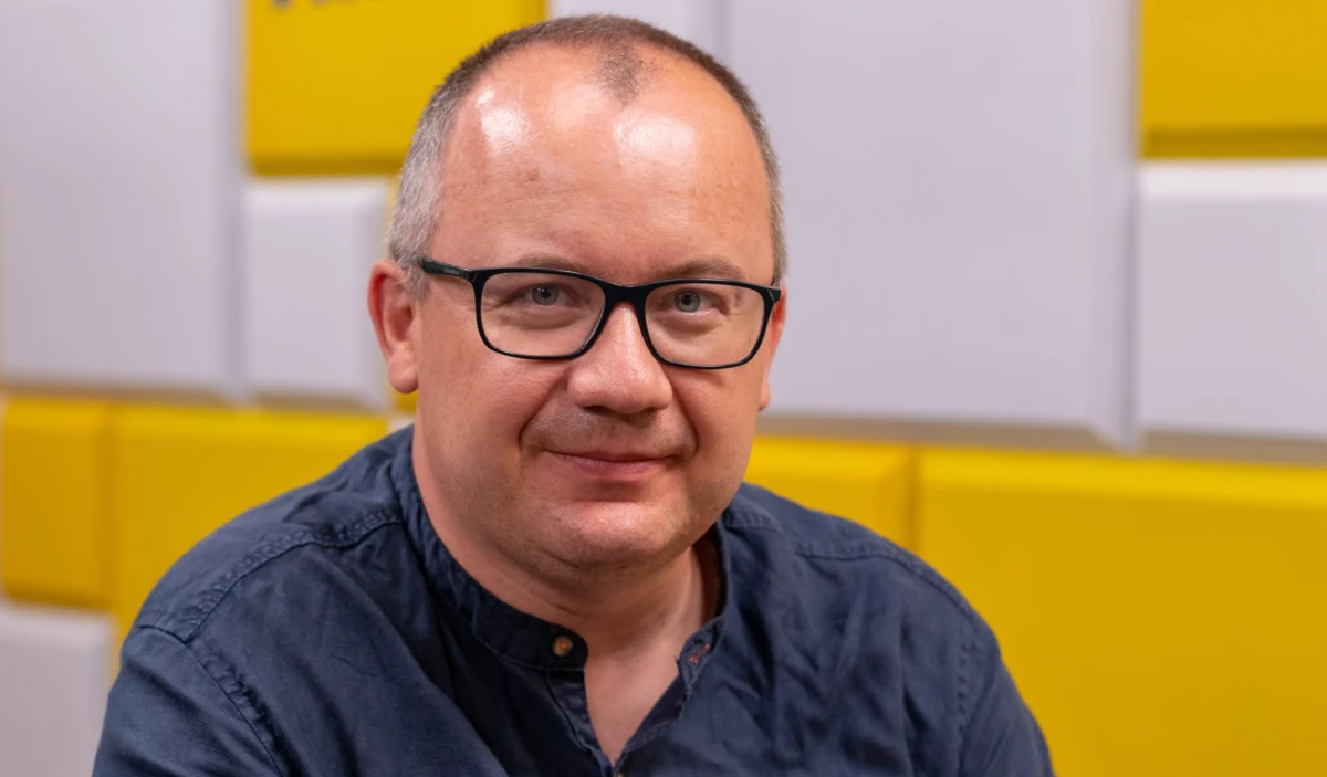 Prezydent wciąż zastanawia się, kogo wybrać do Izby Odpowiedzialności Zawodowej w Sądzie Najwyższym. „Cała ta procedura jest wadliwa i nie tak to powinno wyglądać. Jestem po stronie tych, którzy mówią, że problem Izby Dyscyplinarnej nie powinien być rozwiązywany w taki sposób, żeby znowu angażować tzw. neosędziów, czyli powołanych przez KRS w nowym składzie” – mówił w Rozmowie z południe w RMF FM były Rzecznik Praw Obywatelskich Adam Bodnar. „Obawiam się, że trwają targi, negocjacje, przepychanki, kogo ma prezydent wybrać i w jaki sposób zjeść ciastko i mieć ciastko - zachować wpływy na dyscyplinowanie sędziów, a z drugiej strony udawać przed Komisją Europejską, że wszystko jest w porządku” – powiedział gość Rocha Kowalskiego. 