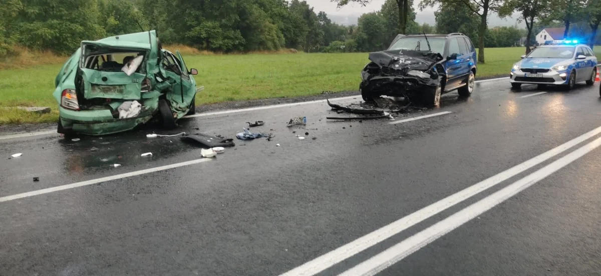 Do tragicznego wypadku doszło na krajowej trójce na Dolnym Śląsku. W Radomierzu, koło Jeleniej Góry zderzyły się dwa samochody osobowe. Dwie osoby zginęły. Dorga jest zablokowana. 