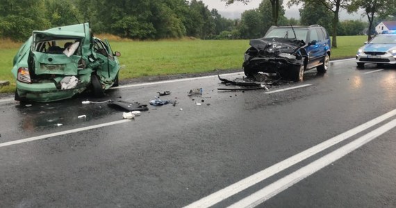Do tragicznego wypadku doszło na krajowej trójce na Dolnym Śląsku. W Radomierzu, koło Jeleniej Góry zderzyły się dwa samochody osobowe. Dwie osoby zginęły. Dorga jest zablokowana. 