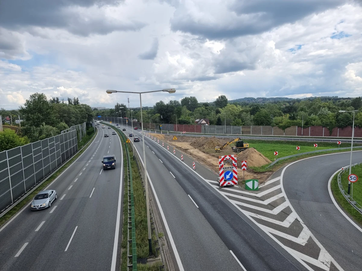 W związku z budową trzeciego pasa ruchu na A4, od węzła Kraków-Południe do ul. Kąpielowej, na jezdni w kierunku Tarnowa i Rzeszowa wprowadzone zostaną zmiany w organizacji ruchu. Sprawdź szczegóły.