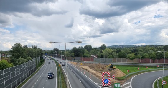 W związku z budową trzeciego pasa ruchu na A4, od węzła Kraków-Południe do ul. Kąpielowej, na jezdni w kierunku Tarnowa i Rzeszowa wprowadzone zostaną zmiany w organizacji ruchu. Sprawdź szczegóły.