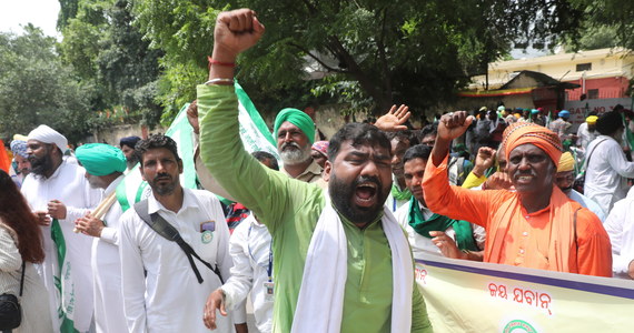 Indyjscy rolnicy protestują w centrum stolicy kraju, New Delhi. Ich zdaniem, rząd nie spełnił rolniczych postulatów przedstawionych w trakcie protestów sprzed ośmiu miesięcy.