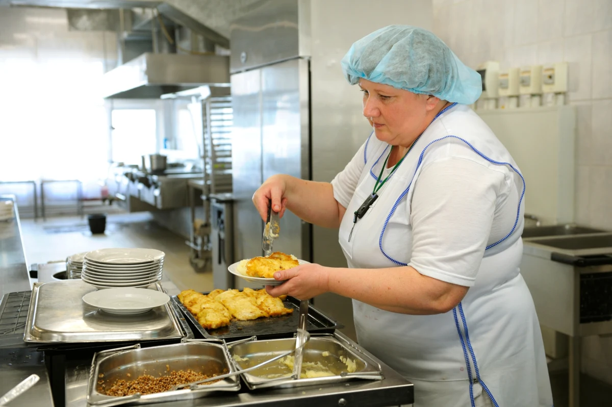 ​Obiady w lubelskich szkołach będą droższe. Dyrektorzy placówek składają do wydziału oświaty prośby o zatwierdzenie podwyższonych stawek za żywienie. Już wpłynęły wnioski od 20 proc. podstawówek i trzeba się spodziewać kolejnych. 