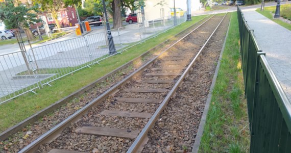 Do końca miesiąca mają ruszyć prace związane z ułożeniem "zielonego dywanu" w Gdańsku-Brzeźnie. Około 100-metrowy odcinek trasy tramwajowej pomiędzy pętlą Brzeźno a ul. Południową zostanie wyłożony trawą. Prace w tym miejscu potrwają dwa miesiące.

