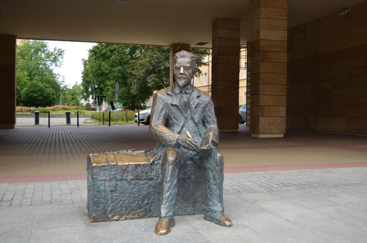 Otoczenie pomnika Władysława Reymonta zamieni się w zieleniec nawiązujący do powieści noblisty "Chłopi" - poinformowały władze Łodzi. Metamorfoza placu Reymonta ma kosztować 500 tys. zł. Po 150 tys. zł pochodzić będzie z budżetu miasta i z programu "Województwo Łódzkie Ogrodem Polski".

