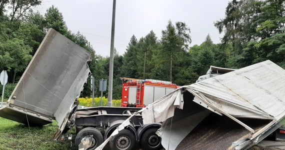 Do koszmarnie wyglądającego zderzenia pociągu z samochodem ciężarowym doszło w poniedziałek w małopolskich Przesławicach koło Miechowa. To cud, że nikt nie odniósł obrażeń. W internecie pojawiło się nagranie z wypadku.