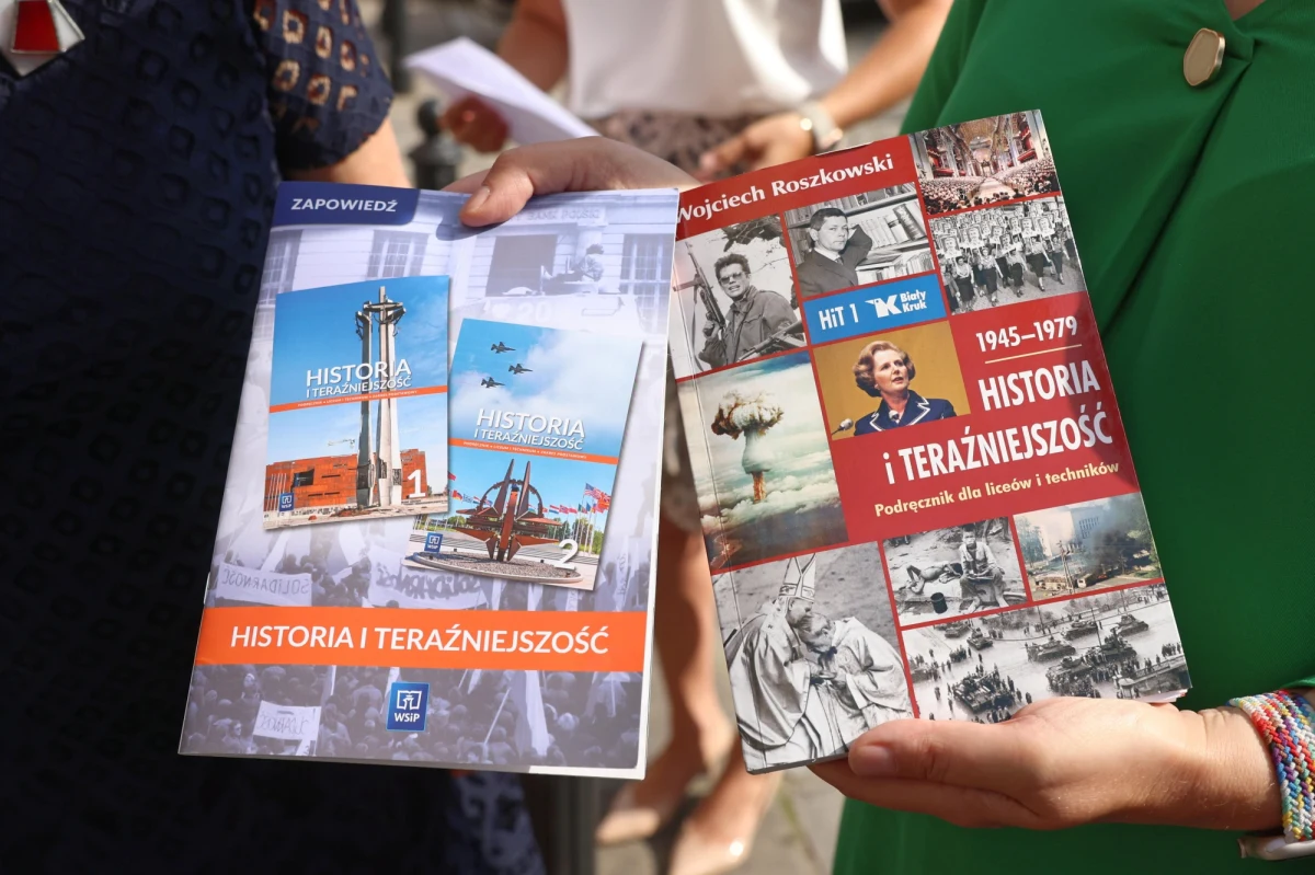 "Nie zgadzając się z krytyką, ale jednocześnie biorąc pod uwagę dobro społeczne i możliwość bezkonfliktowego korzystania z podręcznika, postanowiliśmy usunąć dyskusyjny fragment" - podało wydawnictwo Biały Kruk. Wydało ono oświadczenie w sprawie podręcznika "Historia i Teraźniejszość. Podręcznik dla liceów i techników. Klasa 1. 1945-1979" autorstwa prof. Wojciecha Roszkowskiego.