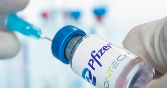 Firma Pfizer produkuje już duże ilości szczepionek dostosowanych do Omikrona i jego podwariantów - przekazała naszej dziennikarce w Brukseli rzeczniczka firmy, Dervila Keane. Jak poinformowała, firma rozpoczęła produkcję zmodernizowanych szczepionek "na własne ryzyko", nie czekając na decyję Europejskiej Agencji Leków (EMA). 