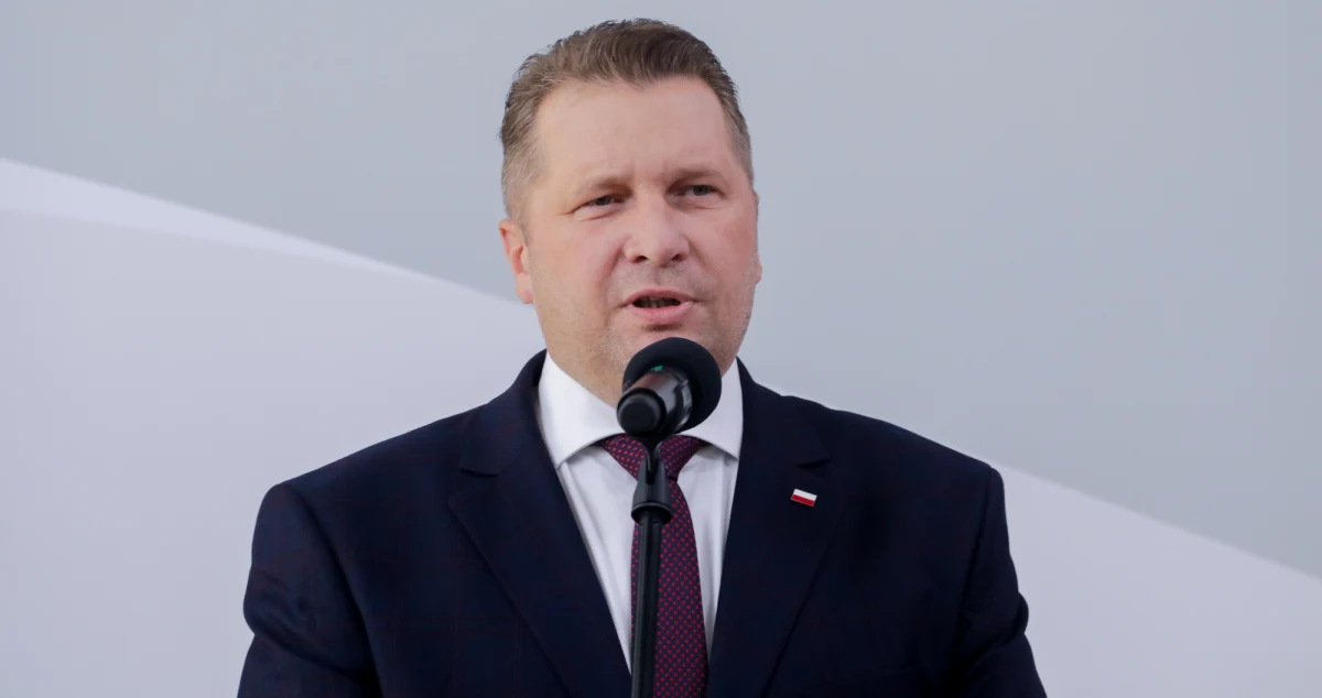 Nauczyciele nie muszą korzystać z podręcznika do HiT prof. Wojciecha Roszkowskiego - podkreśla w rozmowie z "Super Expressem" minister edukacji Przemysław Czarnek. 