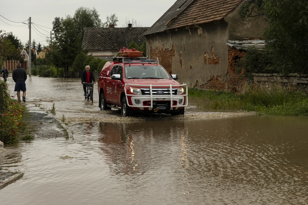 W związku z burzami, deszczem i silnym wiatrem, które od poniedziałkowego poranka przechodzą nad zachodnią i południową Polską, strażacy interweniowali 1128 razy. Tymczasem we wtorek należy się spodziewać się kolejnych burz. Instytut Meteorologii i Gospodarki Wodnej wydał ostrzeżenia dla 11 województw.