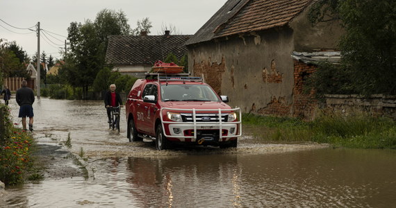 W związku z burzami, deszczem i silnym wiatrem, które od poniedziałkowego poranka przechodzą nad zachodnią i południową Polską, strażacy interweniowali 1128 razy. Tymczasem we wtorek należy się spodziewać się kolejnych burz. Instytut Meteorologii i Gospodarki Wodnej wydał ostrzeżenia dla 11 województw.