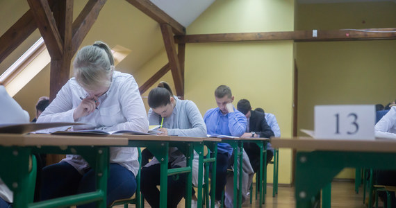 O godzinie 9:00 rozpoczęła się pisemna część poprawkowych egzaminów maturalnych. Centralna Komisja Egzaminacyjna przekazała, że przystąpienie do egzaminu zadeklarowało 52,3 tys. maturzystów. Najwięcej, bo 42,3 tys. uczniów, przystąpi do poprawki z matematyki, a łącznie niespełna 10 tys. z języków - polskiego i angielskiego.
