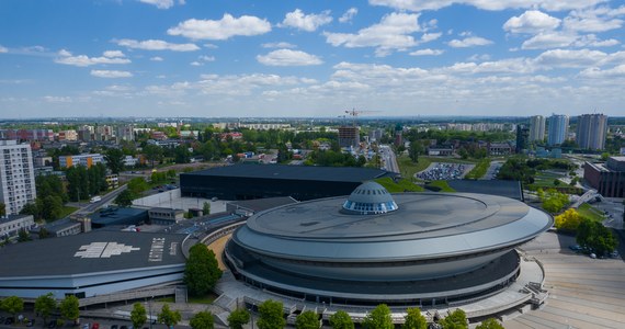 Utrudniony przejazd przez tunel przy katowickim Spodku. Rano doszło tam do kolizji samochodu osobowego i ciężarówki. Na poważne utrudnienia napotykają we wtorek rano kierowcy podróżujący autostradą A4 na styku woj. śląskiego i opolskiego. Po wypadku autostrada została zablokowana. Śląska drogówka stara się kierować ruch na drogę krajową nr 94.