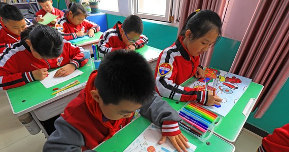 Chińskie władze ukarały 27 osób w związku ze skandalem wokół ilustracji w podręczniku do matematyki, które określono jako „tragicznie brzydkie”. W sprawie wszczęto dochodzenie, które wykazało, że rysunki są nieestetyczne i „nie odzwierciedlają pogodnego wizerunku chińskich dzieci”.