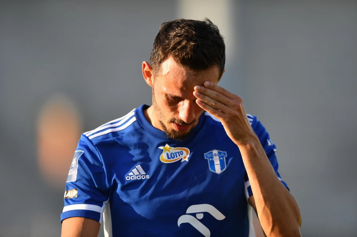 Rafał Wolski został skazany prawomocnym wyrokiem za kierowanie samochodu pod wpływem alkoholu. Badanie alkomatem wykazało u niego 1,7 promila. Jak donosi Onet, piłkarz stracił prawo jazdy na trzy lata, otrzymał 7,5 tys. zł grzywny, musi też wpłacić 5 tys. zł na cel charytatywny. Klub jest zaskoczony wybrykiem zawodnika.