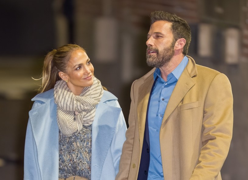 W miniony weekend odbyło się huczne wesele Jennifer Lopez i Bena Afflecka. Gwiazdorska para, która powiedziała sobie sakramentalne "tak" miesiąc temu podczas kameralnej uroczystości w Las Vegas, teraz zorganizowała trzydniową fetę z udziałem rodziny i sławnych przyjaciół. W uroczystościach nie mógł uczestniczyć młodszy brat pana młodego, co natychmiast wywołało spekulacje na temat rzekomego konfliktu. Casey Affleck rozwiał te wątpliwości publikując na Instagramie post, w którym z sympatią wypowiedział się o bratowej.