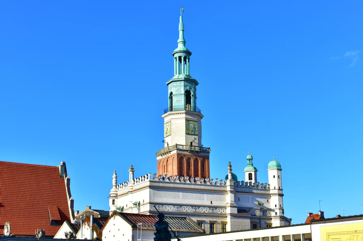 Koncerty muzyki klasycznej i ukraińskiej oraz zbiórkę pieniędzy na wsparcie walczących żołnierzy zaplanowano w środę w Poznaniu w ramach obchodów Dnia Niepodległości Ukrainy. Budynek urzędu miasta przy placu Kolegiackim będzie podświetlony na niebiesko-żółto.

