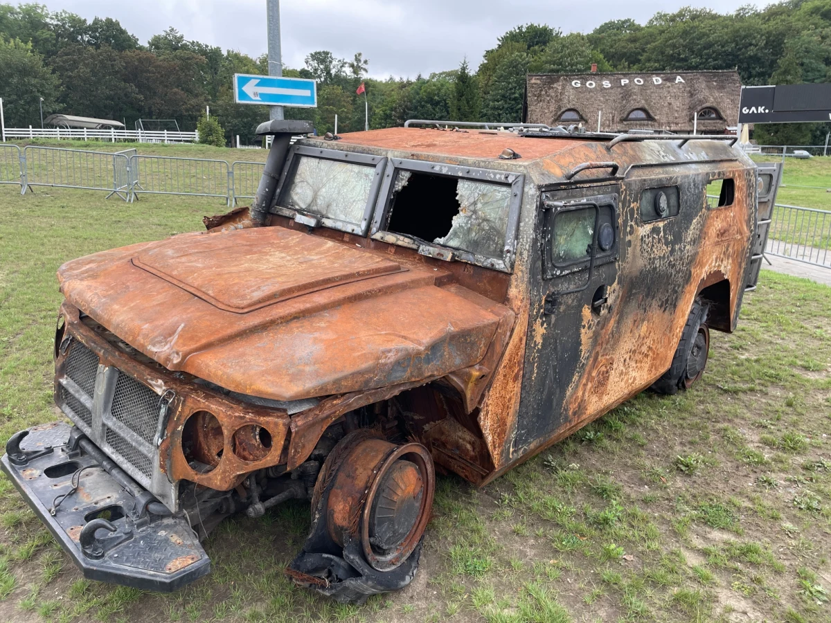 Cztery rosyjskie pojazdy zniszczone przez Siły Zbrojne Ukrainy można zobaczyć od dzisiaj w Gdańsku. Otwarta została wystawa "Za wolność naszą i waszą". "Dobrze, że macie możliwość zobaczyć to na własne oczy" - tak o wystawie mówi Oleksandr Plodysti, konsul generalny Ukrainy w Gdańsku.