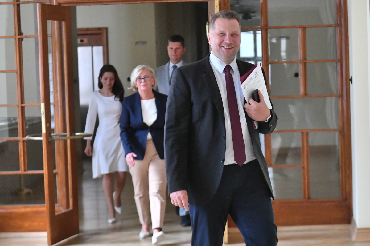 Jesteśmy rozczarowani tą propozycją i całym spotkaniem - tak o zaproponowanej przez ministerstwo edukacji 9-procentowej podwyżce dla nauczycieli od stycznia mówią przedstawiciele związków zawodowych. We wtorek obradował w siedzibie MEiN w Warszawie Zespół ds. Statusu Zawodowego Pracowników Oświaty.