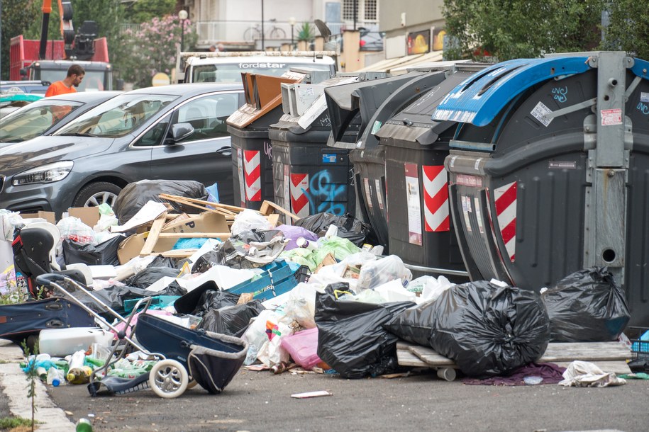 Śmierdzący problem w Edynburgu. Śmieci piętrzą się na ulicach