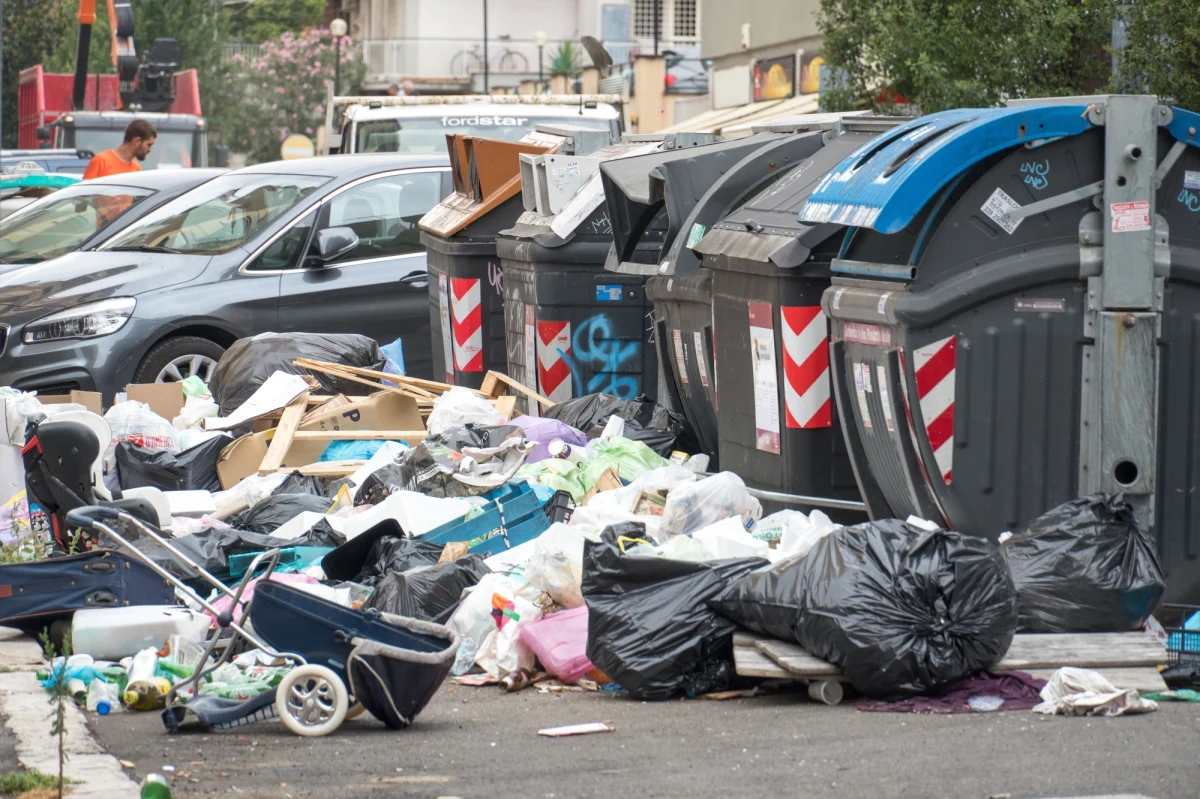 W stolicy Szkocji - Edynburgu, coraz wyżej piętrzą się śmierci, co jest efektem trwającego od prawie tygodnia strajku pracowników oczyszczania miasta. Sytuację pogarsza fakt, że w Edynburgu jest teraz więcej ludzi z powodu dorocznych sierpniowych festiwali artystycznych.