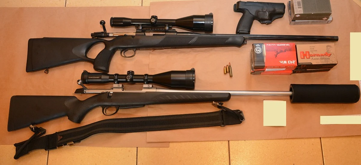 Policjanci zatrzymali kolejne trzy osoby podejrzane o nielegalne posiadanie broni palnej i amunicji oraz handel nimi. Zabezpieczyli broń, magazynki, ponad 2 tysiące sztuk amunicji różnego rodzaju oraz części konstrukcyjne broni i przyrządy celownicze. To dalszy ciąg działań podjętych w lipcu na Podhalu. 