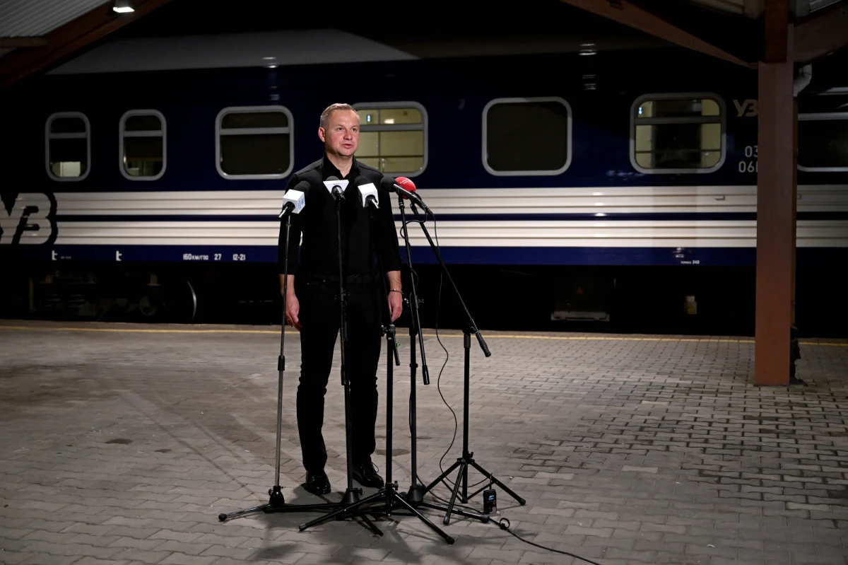 Nasza obecność w Ukrainie, moja i ministrów, na forum Platformy Krymskiej i w dniu flagi Ukrainy była bardzo ważna – ocenił prezydent Andrzej Duda. Prezydent dodał, że Ukraina potrzebuje obecnie wsparcia nie tylko humanitarnego, ale przede wszystkim militarnego.