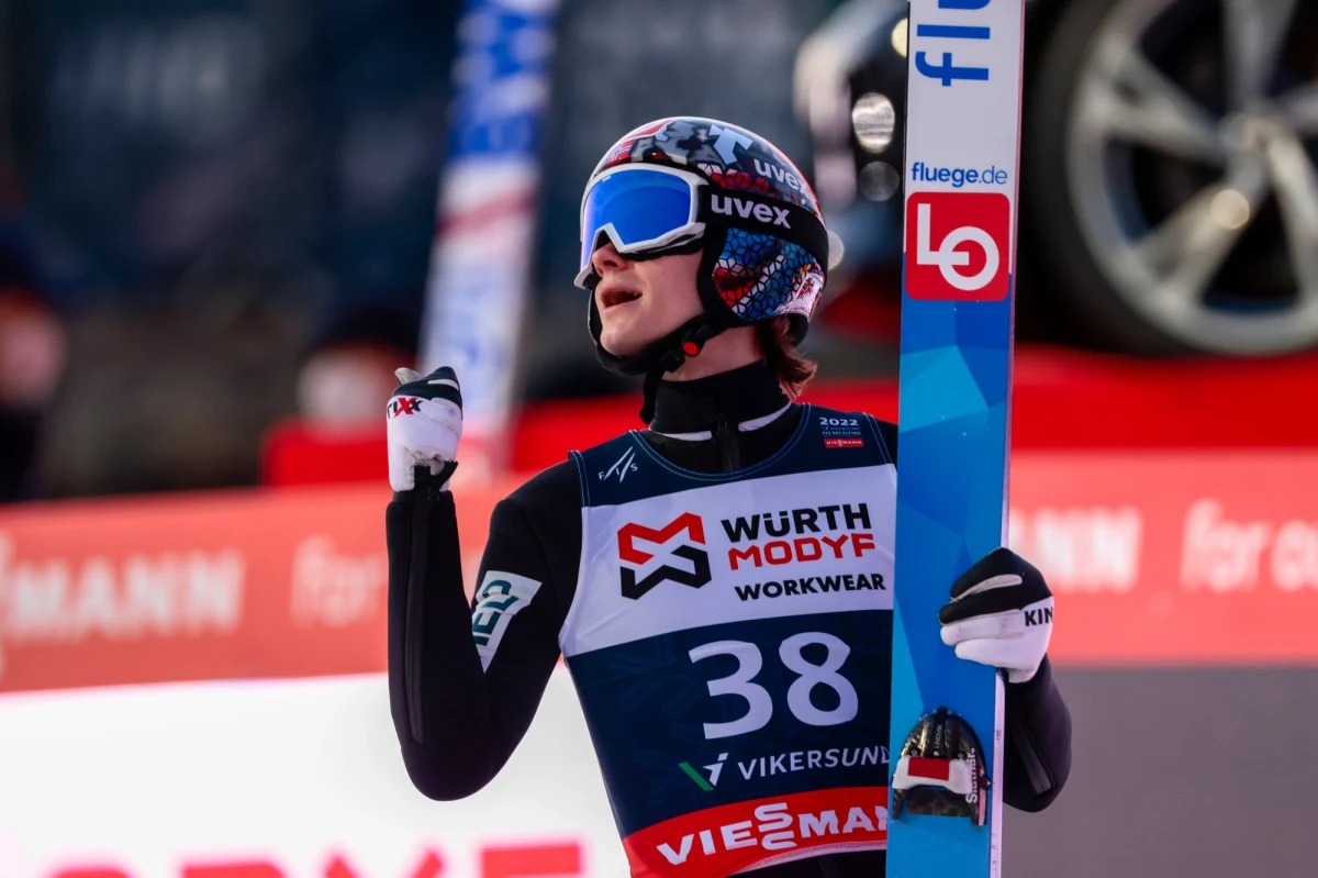 Norweski skoczek narciarski Marius Lindvik, mistrz olimpijski z Pekinu na dużym obiekcie, podczas gry w padla nabawił się urazu dużego palca stopy. Na razie musiał przerwać przygotowania do sezonu zimowego, a nie wiadomo jeszcze, jak długo potrwa leczenie.