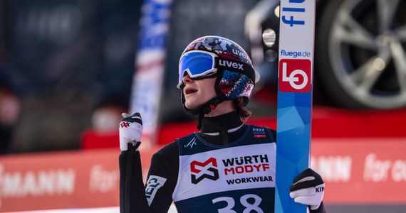 Norweski skoczek narciarski Marius Lindvik, mistrz olimpijski z Pekinu na dużym obiekcie, podczas gry w padla nabawił się urazu dużego palca stopy. Na razie musiał przerwać przygotowania do sezonu zimowego, a nie wiadomo jeszcze, jak długo potrwa leczenie.