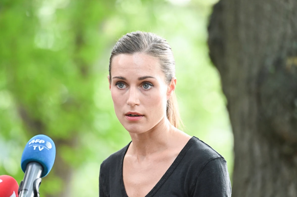 Premier Finlandii Sanna Marin przeprosiła za zdjęcie zrobione w jej rezydencji. Na nim para lesbijek całuje się topless zasłaniając piersi napisem "Finlandia".