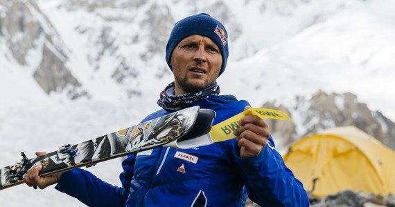 ​Andrzej Bargiel - jedyny człowiek, któremu udało się zjechać na nartach z drugiego pod względem wysokości szczytu świata K2 - wyrusza na swoją kolejną wyprawę. Skialpinista chce zmierzyć się z najwyższym ośmiotysięcznikiem - Mount Everest. Już raz próbował go zdobyć, ale pogoda pokrzyżowała mu plany.