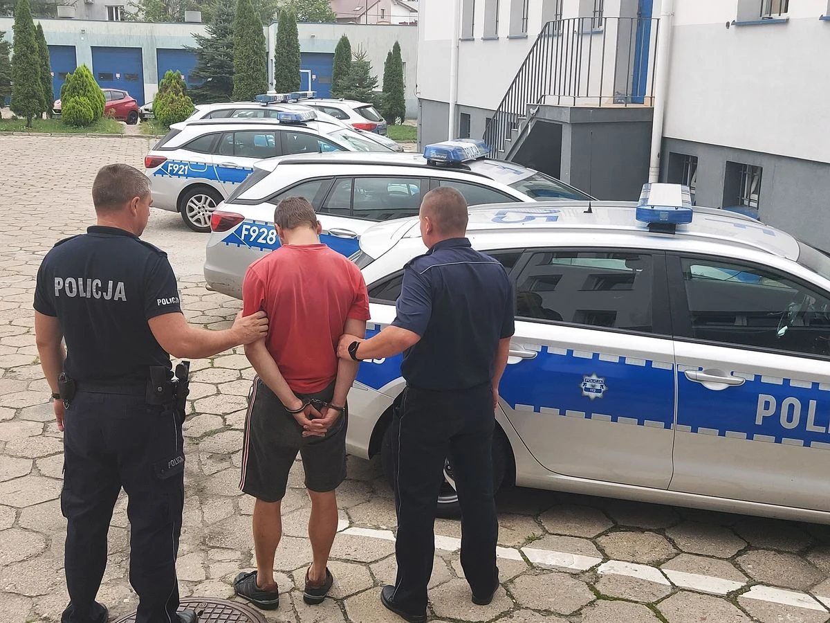 Policjanci z bełchatowskiej komendy zatrzymali dwóch sprawców podpaleń. Podejrzani 29-latkowie umyślnie spowodowali pożar stodoły, w wyniku czego zginęły dwa konie.  Mężczyźni odpowiedzialni są też za podpalenie bel słomy. Sąd na wniosek prokuratury zdecydował już o tymczasowym aresztowaniu sprawców. 