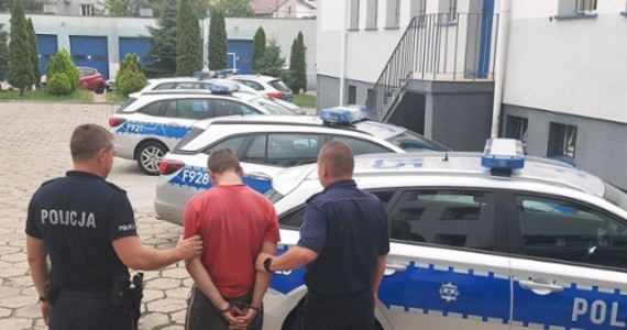 Policjanci z bełchatowskiej komendy zatrzymali dwóch sprawców podpaleń. Podejrzani 29-latkowie umyślnie spowodowali pożar stodoły, w wyniku czego zginęły dwa konie.  Mężczyźni odpowiedzialni są też za podpalenie bel słomy. Sąd na wniosek prokuratury zdecydował już o tymczasowym aresztowaniu sprawców. 