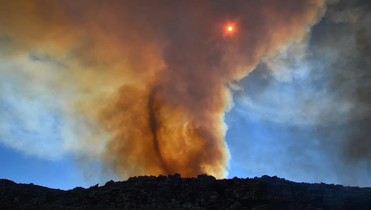 Niezwykłe zjawisko mogli zaobserwować strażacy walczący z pożarem w rejonie miejscowości Vila Real w północnej Portugalii. Utworzył się tam rzadko występujący i relatywnie niedawno poznany ognisty wir.