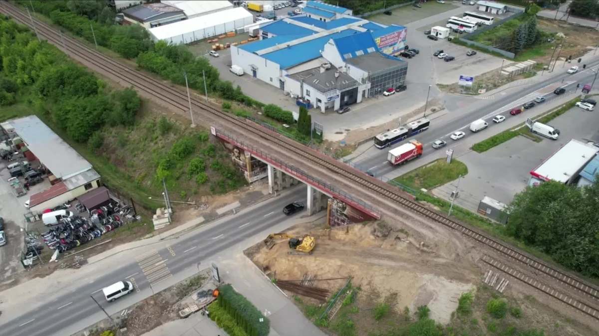 W poniedziałek, 29 sierpnia, rozpocznie się kolejny etap robót rozbiórkowych wiaduktu kolejowego nad al. 29 Listopada. W rejonie prowadzonych prac, w pobliżu skrzyżowania z ul. ks. Meiera, zmieni się organizacja ruchu – informuje Zarząd Inwestycji Miejskich w Krakowie.